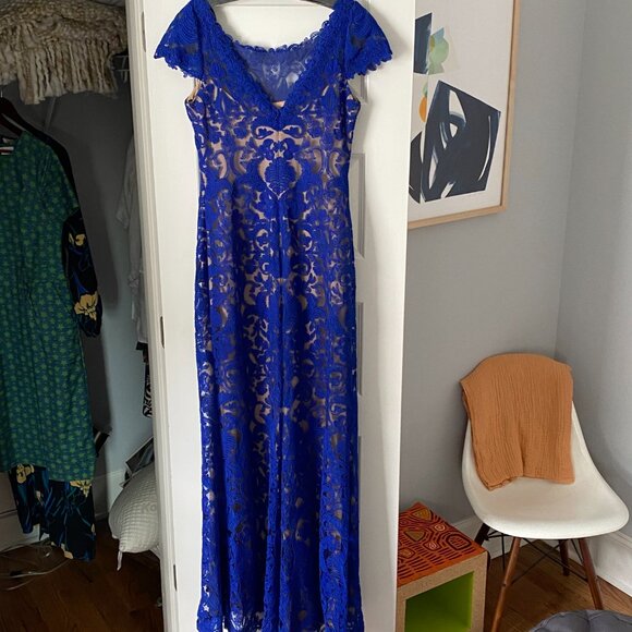 Tadashi Shoji Blue Lace Stretch Evening Gown - Size 10 but very stretchy! - Picture 3 of 4
